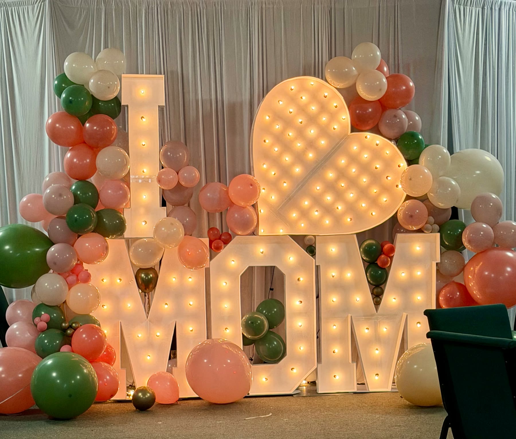 I heart MOM marquee letters with balloon garland